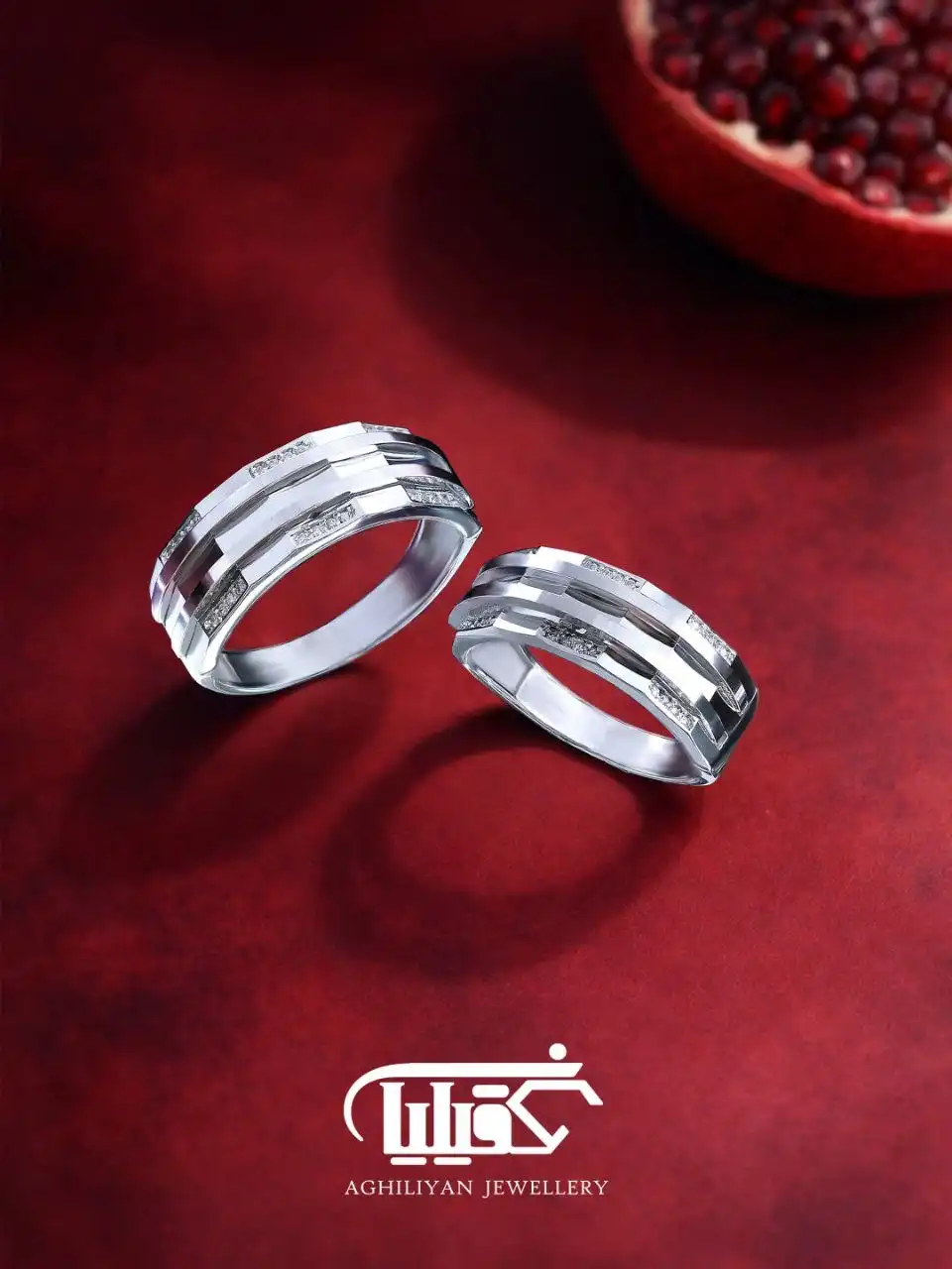 atomic-diamond-wedding-ring-set-4158 حلقه ست با برلیان اتمی 4158 طلا سفید با طراحی مدرن هندسی و نگینهای برلیان اتمی روی پسزمینه زرشکی