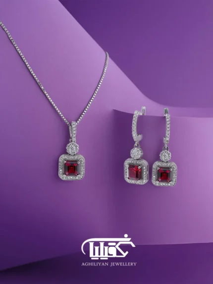 نیم ست برلیان با یاقوت قرمز کد 3669 شامل گردنبند و گوشواره وزن طلا سفید (بدون نگین) 6.77 گرم و ۰/۸۱ قیراط برلیان و یاقوت قرمز سنتاتیک