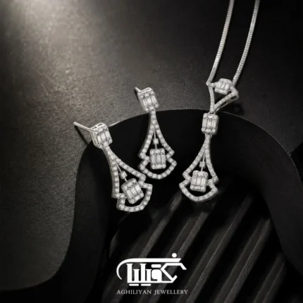 نمایی نزدیک از گردنبند و گوشواره طلا سفید طرح اشک با نگین باگت و برلیان کد ۳۹۱۶